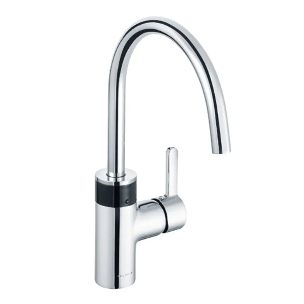 Kludi Wasserhahn mit gebogenem Auslauf und Hebelgriff. Verchromte Oberfläche. Montiert für die Nutzung im Spülbereich.